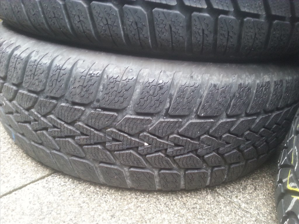 195/65R15 Dunlop téli gumi garnitúra 5. kép