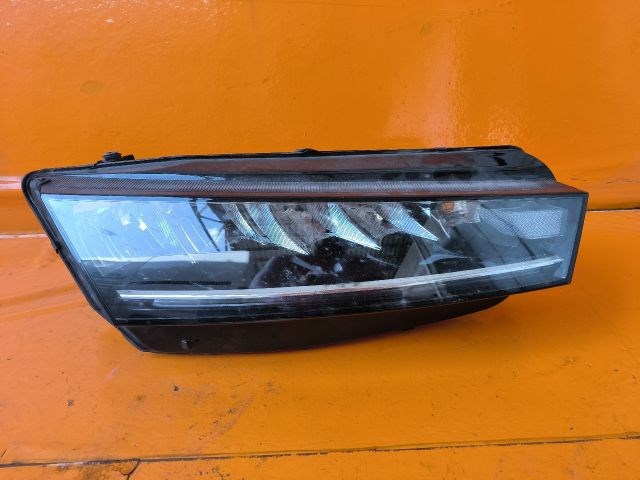 Skoda Octavia IV Jobb Fényszóró 5e4941016 4. kép