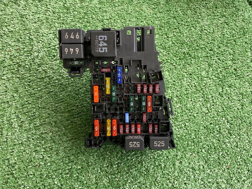 VW TOURAN 5T1 Biztosítéktábla Motortér 004874 1. kép