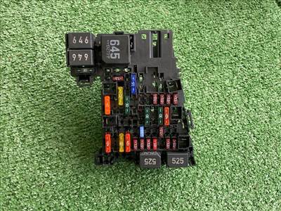 VW TOURAN 5T1 Biztosítéktábla Motortér 004874