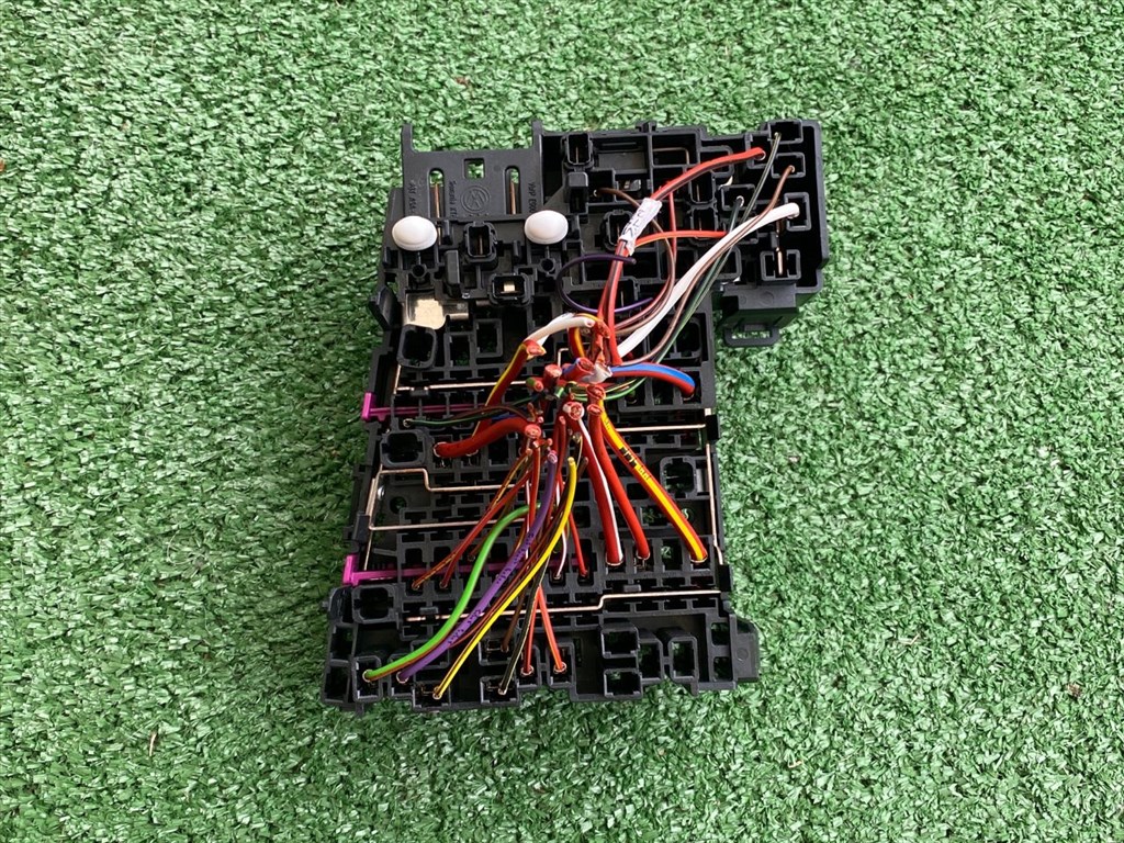 VW TOURAN 5T1 Biztosítéktábla Motortér 004874 2. kép