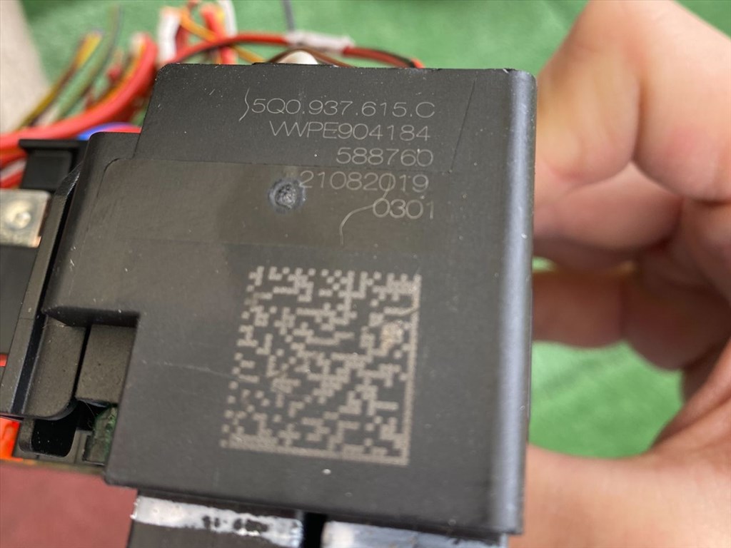 VW TOURAN 5T1 Biztosítéktábla Motortér 004874 3. kép