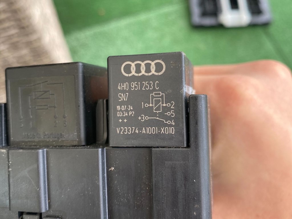 VW TOURAN 5T1 Biztosítéktábla Motortér 004874 4. kép