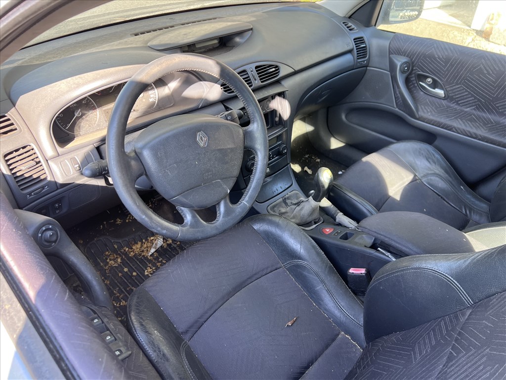 Renault Laguna II 2.2DCI bontott alkatrészei 3. kép