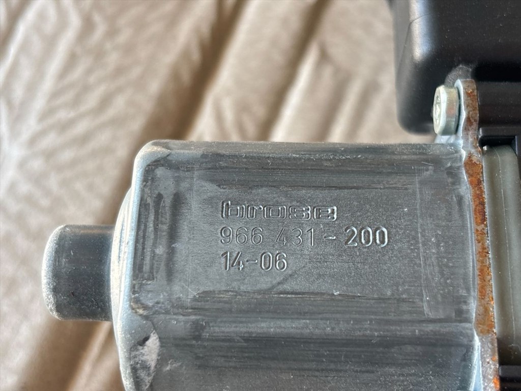 Opel Astra J GTC Bal első Ablakemelő Szerkezet 9720 ,  966431200 3. kép