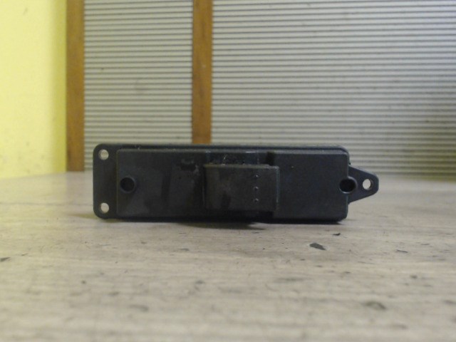 MAZDA 3 03.10-06.06 Jobb első ablakemelő kapcsoló 1. kép