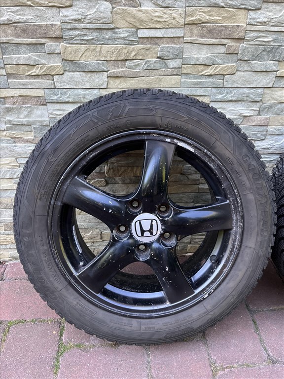  5x114.3 lyukosztású 16" használt Enkei alufelni, rajta 205/55 használt Goodyear téli gumi  3. kép