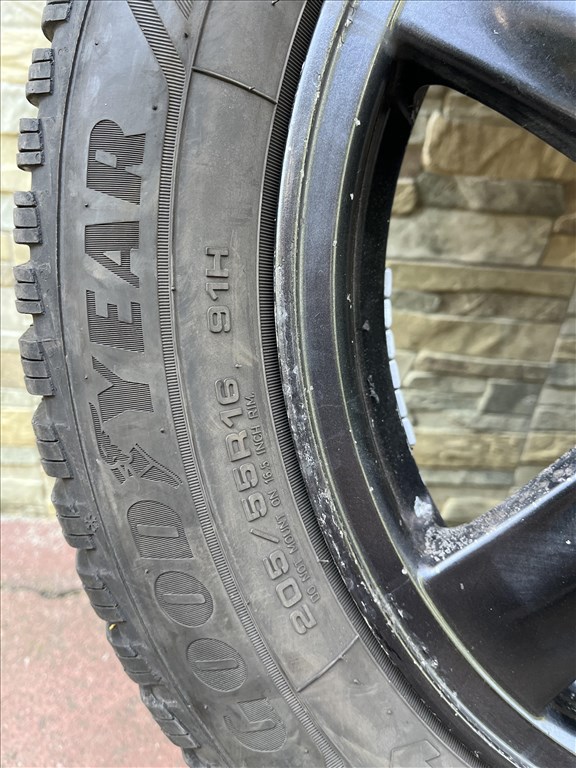  5x114.3 lyukosztású 16" használt Enkei alufelni, rajta 205/55 használt Goodyear téli gumi  8. kép