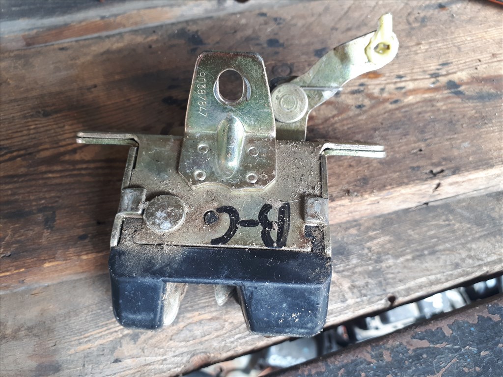 Opel Corsa B csomagtérajtó alsó zár  90387847 2. kép