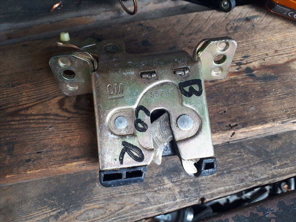 Opel Corsa B csomagtérajtó alsó zár  90387847 1. kép