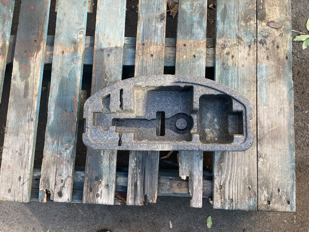 OPEL ASTRA J  Pótkerék Szerszámtartó 1. kép