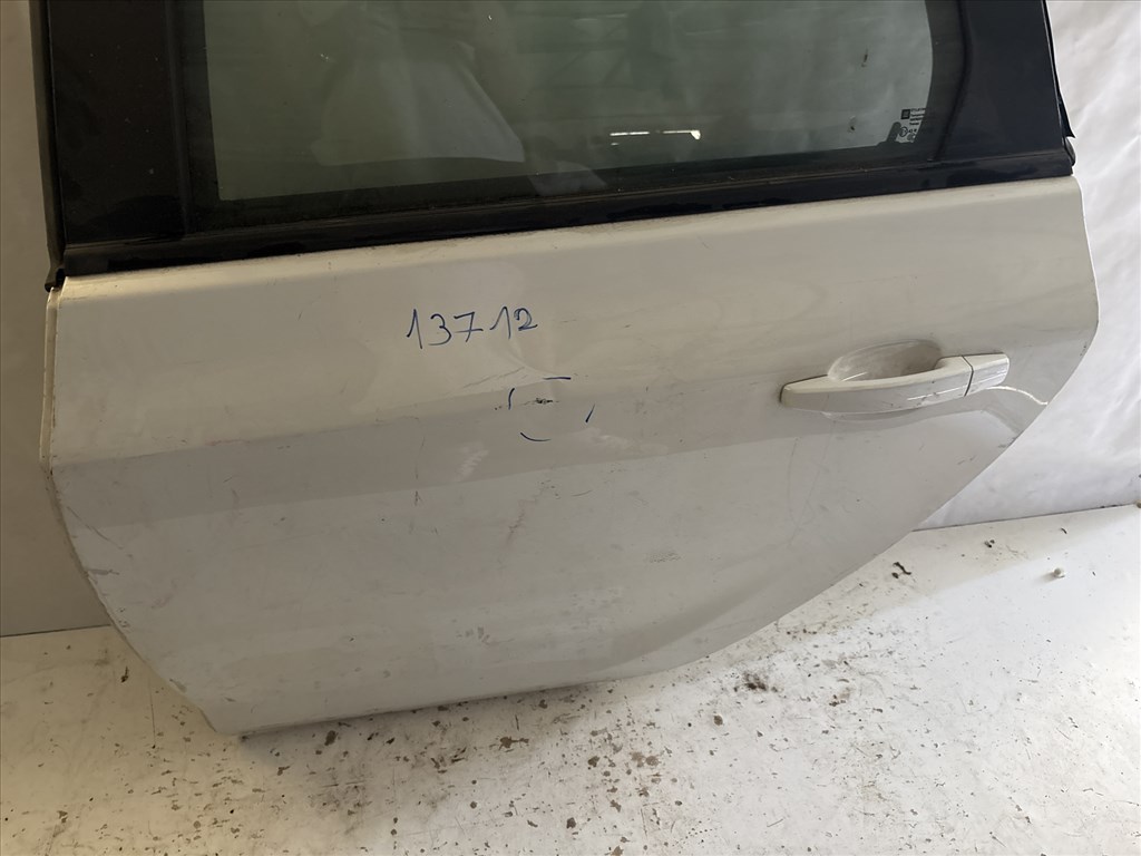13712 Opel Astra J Bal hátsó Ajtó Fehér 5 AJTÓS a képen látható sérüléssel 2. kép