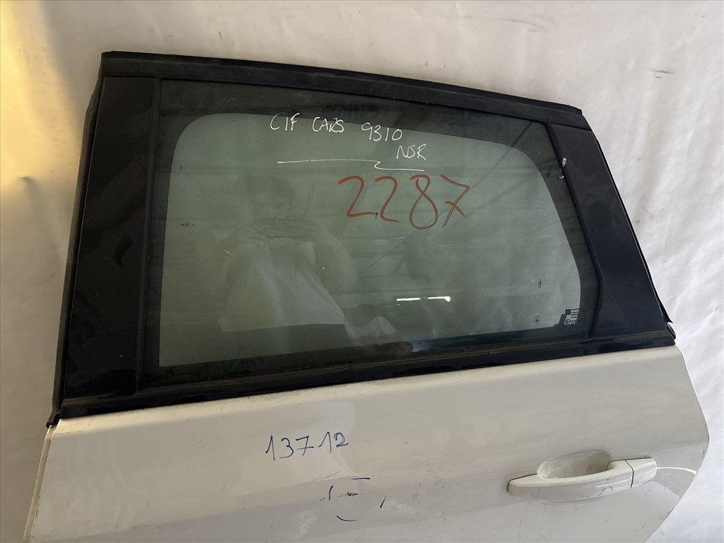 13712 Opel Astra J Bal hátsó Ajtó Fehér 5 AJTÓS a képen látható sérüléssel 3. kép