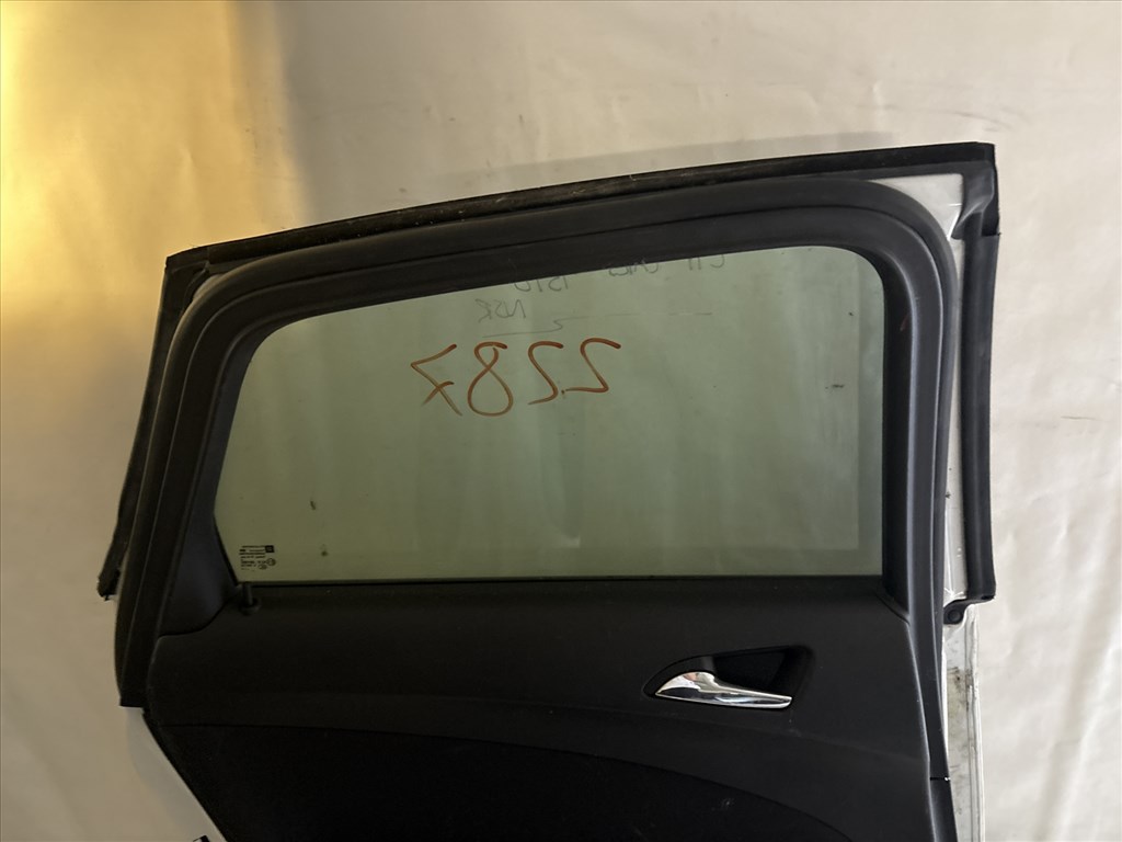 13712 Opel Astra J Bal hátsó Ajtó Fehér 5 AJTÓS a képen látható sérüléssel 6. kép