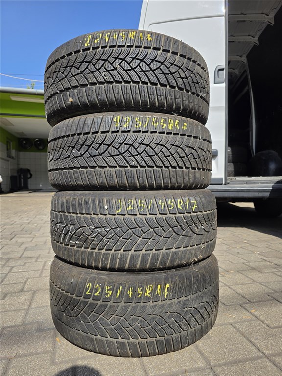  225/4517" újszerű Goodyear UltraGrip téli gumi  1. kép