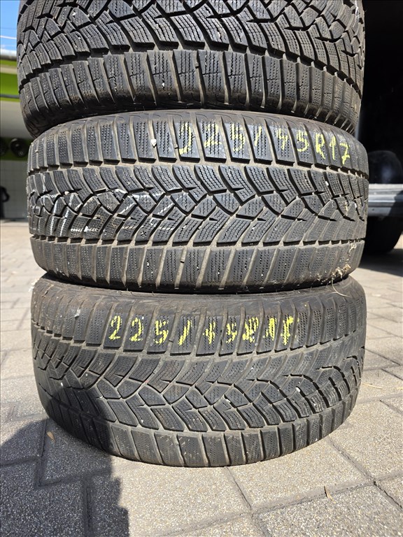 225/4517" újszerű Goodyear UltraGrip téli gumi  2. kép