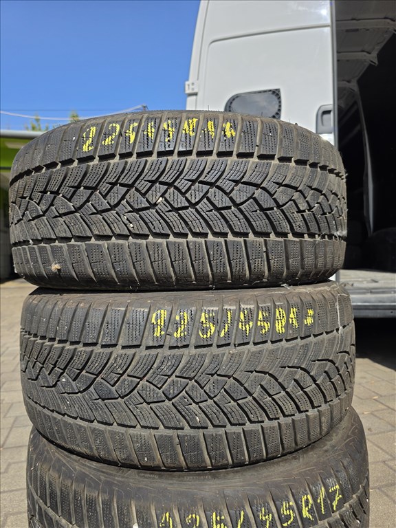  225/4517" újszerű Goodyear UltraGrip téli gumi  3. kép