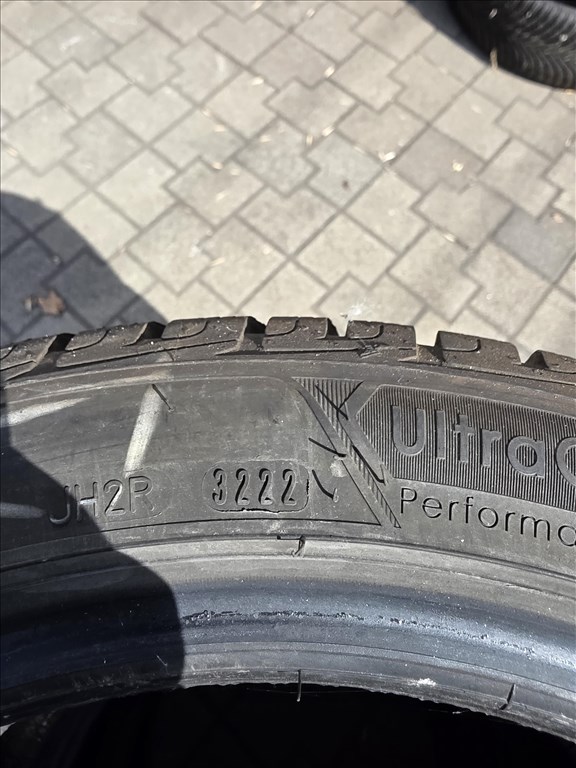  225/4517" újszerű Goodyear UltraGrip téli gumi  4. kép