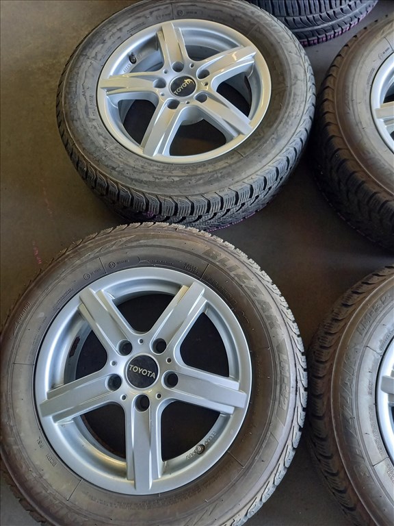 Toyota 5x114.3-as 6x15" újszerű alufelni, rajta újszerű 195/65R15 Bridgestone téli gumi sxx3 2. kép