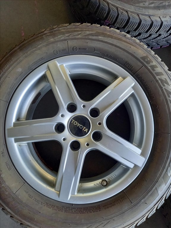 Toyota 5x114.3-as 6x15" újszerű alufelni, rajta újszerű 195/65R15 Bridgestone téli gumi sxx3 3. kép