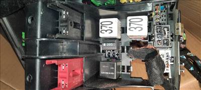 Audi A8 (D3 - 4E) utastér biztosítéktábla relédoboz 