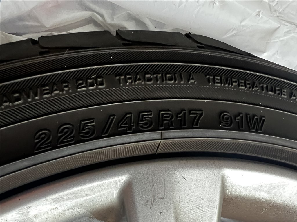  5x114.3 lyukosztású 17" újszerű alufelni, rajta 225/45 használt Yokohama nyári gumi gumi  2. kép