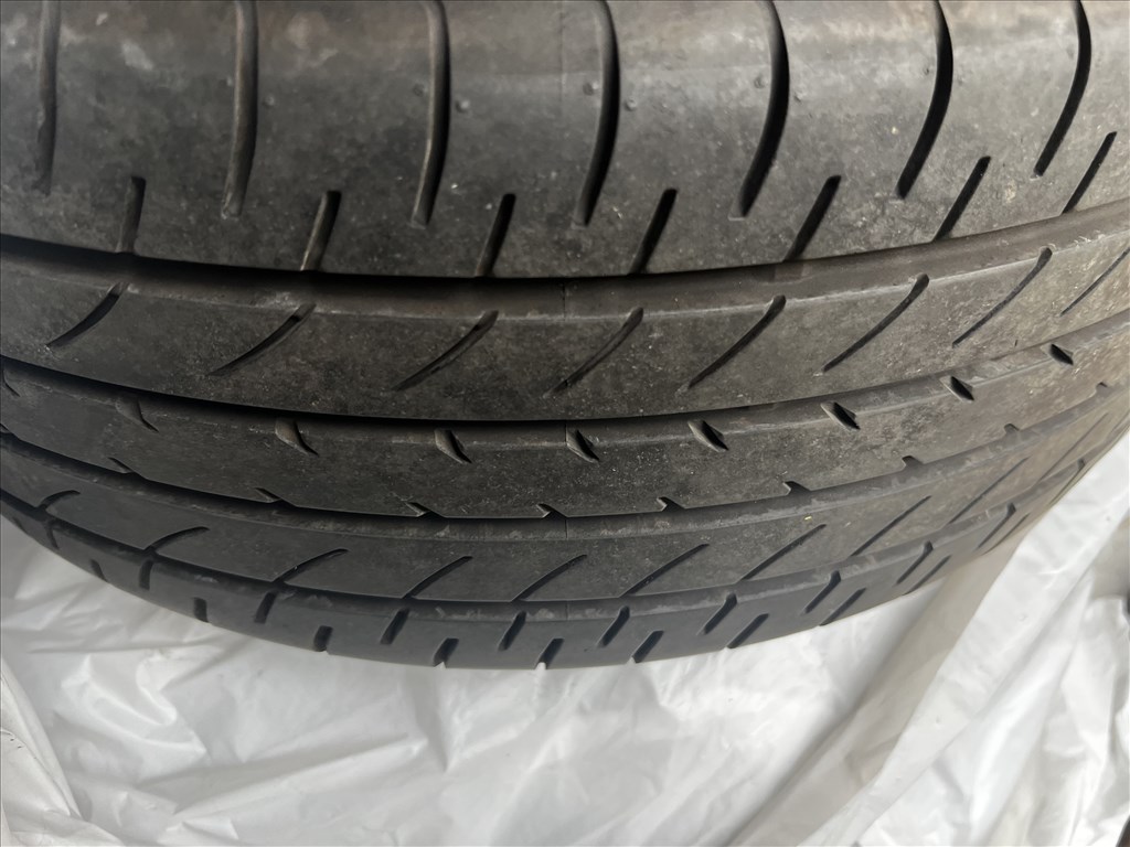  5x114.3 lyukosztású 17" újszerű alufelni, rajta 225/45 használt Yokohama nyári gumi gumi  3. kép