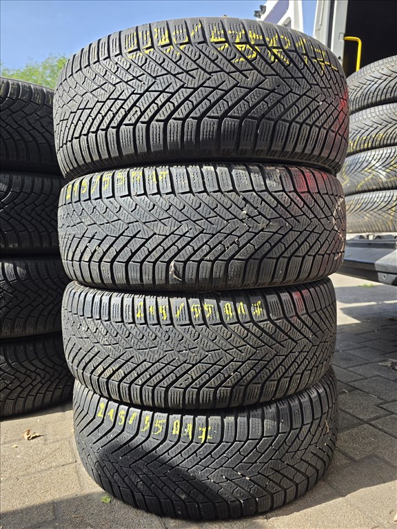  215/5517" használt Pirelli cinturato winter 2 téli gumi 1. kép