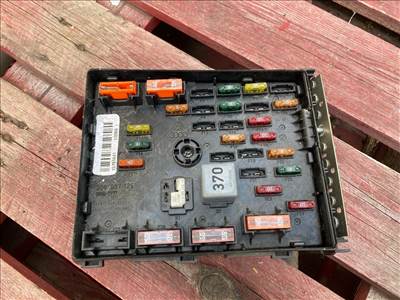 VW PASSAT Variant 365 Biztosítéktábla Motortér 014068