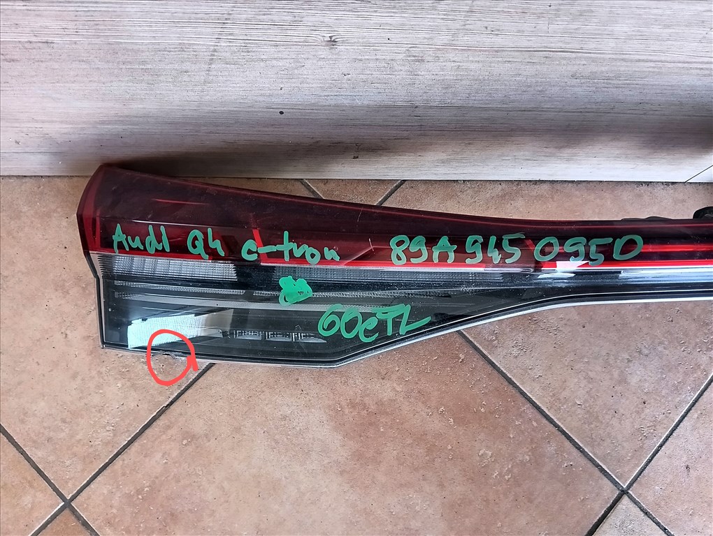 Audi Q4 E-tron hátsó lámpa (89A945950D) híd  3. kép