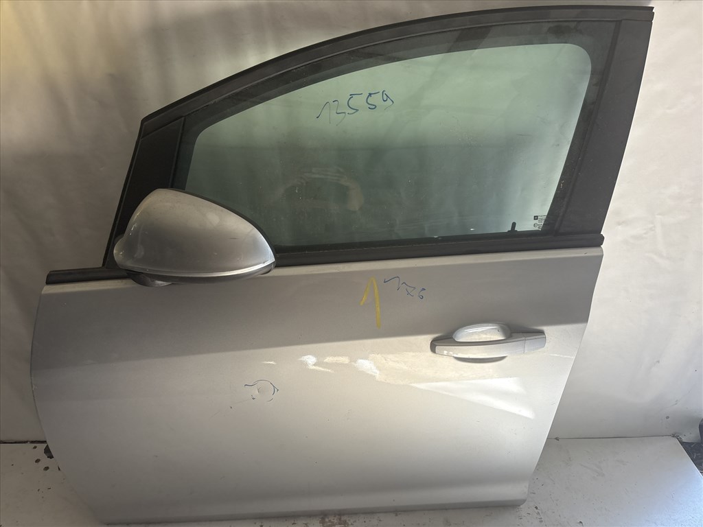 13559 Opel Astra J Bal első Ajtó Ezüst Z176 a képen látható sérüléssel 1. kép