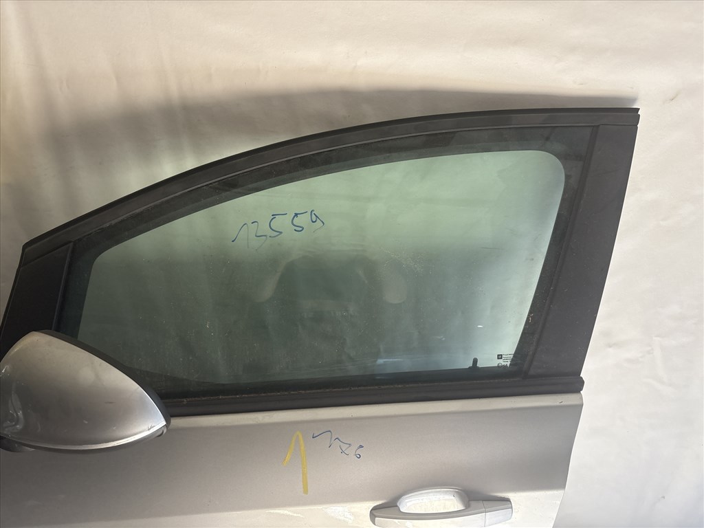 13559 Opel Astra J Bal első Ajtó Ezüst Z176 a képen látható sérüléssel 2. kép