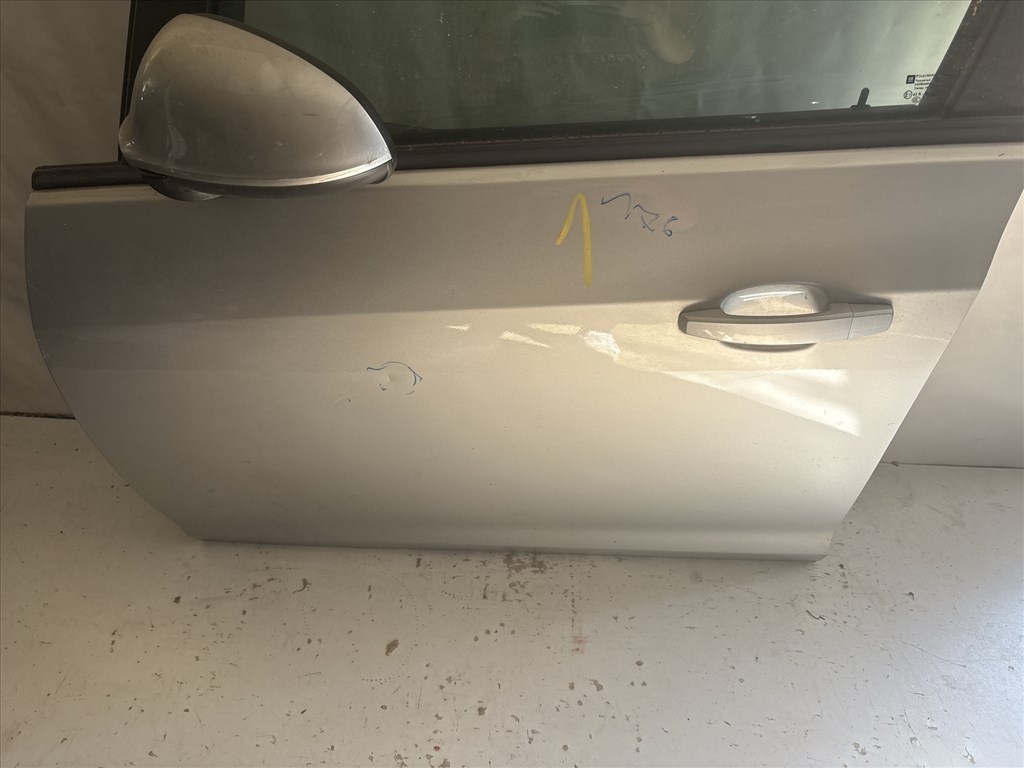 13559 Opel Astra J Bal első Ajtó Ezüst Z176 a képen látható sérüléssel 3. kép