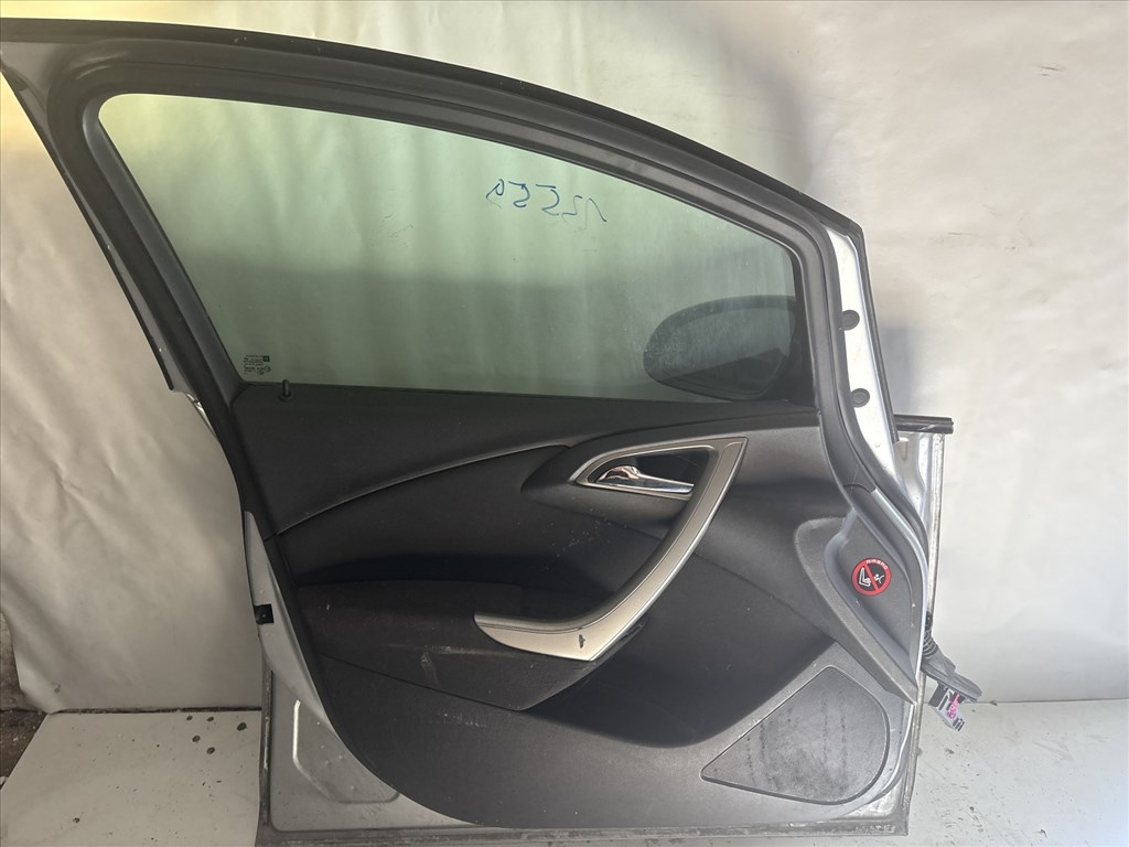 13559 Opel Astra J Bal első Ajtó Ezüst Z176 a képen látható sérüléssel 6. kép