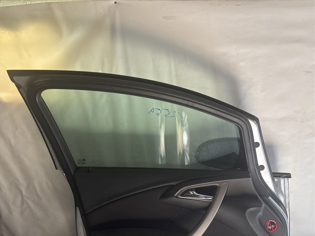 13559 Opel Astra J Bal első Ajtó Ezüst Z176 a képen látható sérüléssel 7. kép
