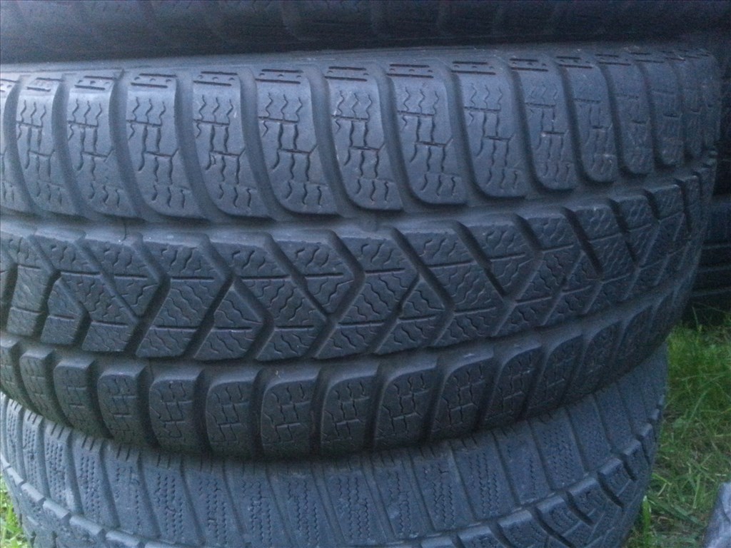  205/45R17 Pirelli téli gumi garnitúra 4. kép
