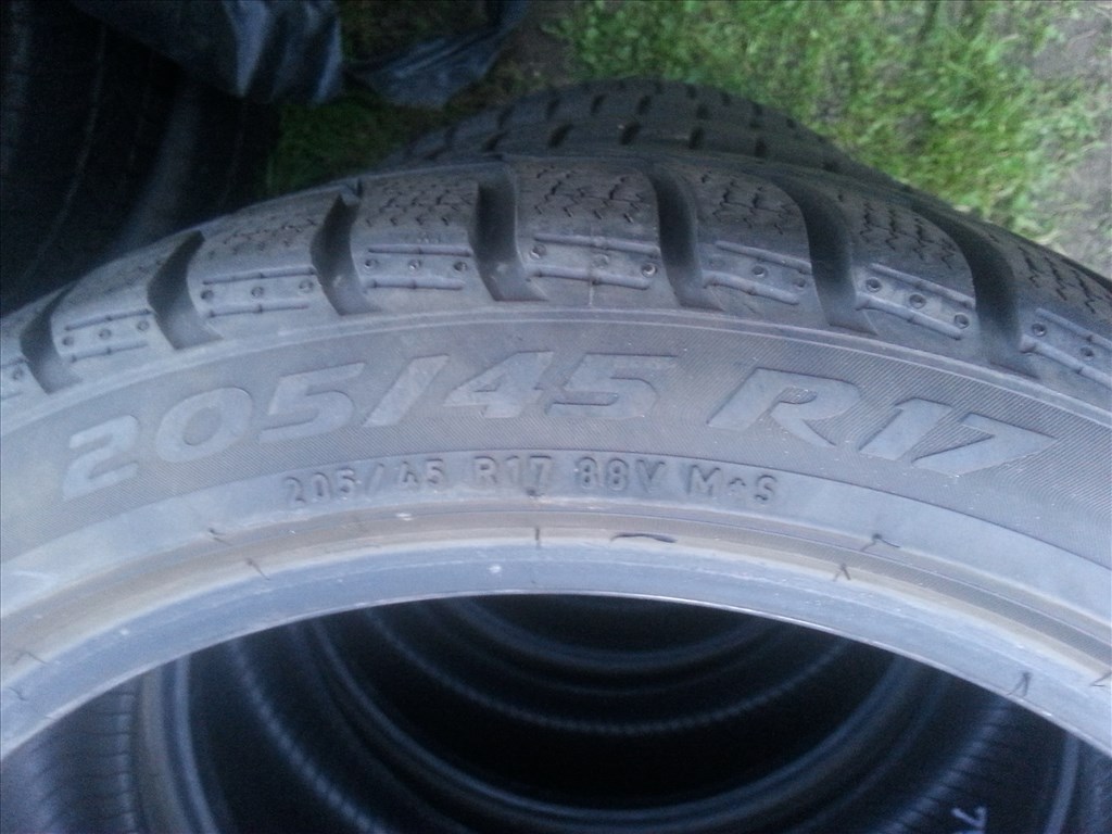  205/45R17 Pirelli téli gumi garnitúra 5. kép
