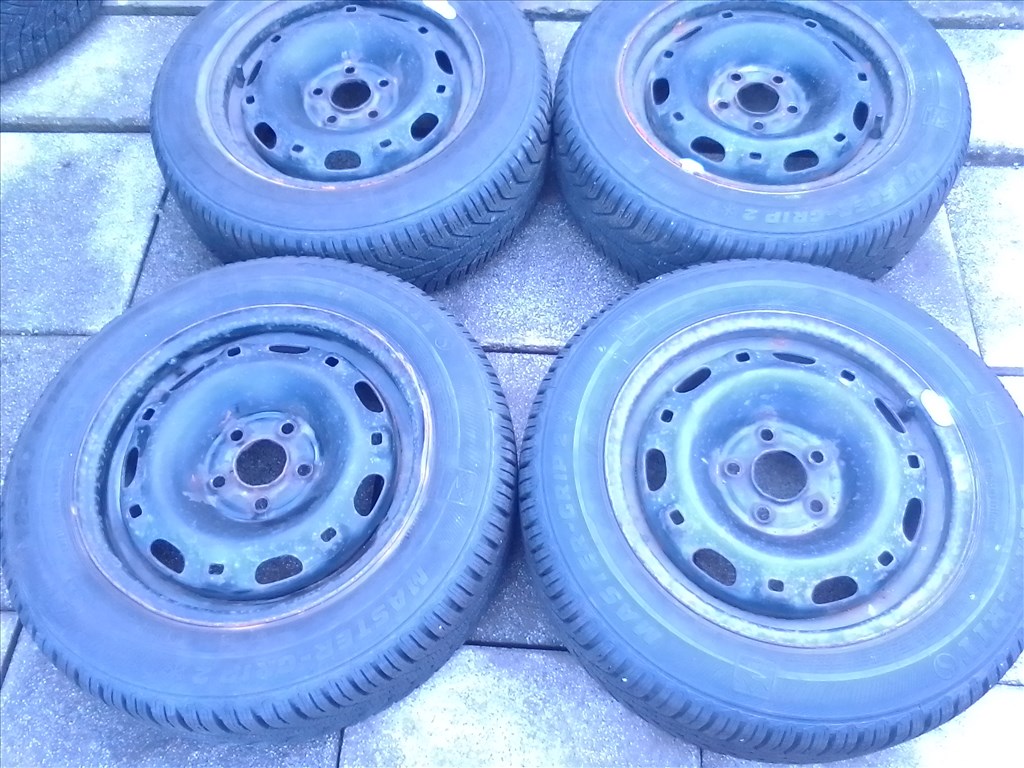  5x100 lyukosztású gyári VW Polo lemezfelni, rajta 185/60R14 újszerű Semperit téli gumi  1. kép