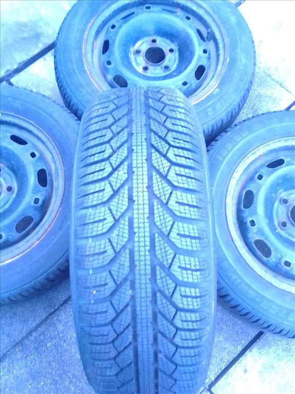  5x100 lyukosztású gyári VW Polo lemezfelni, rajta 185/60R14 újszerű Semperit téli gumi  2. kép