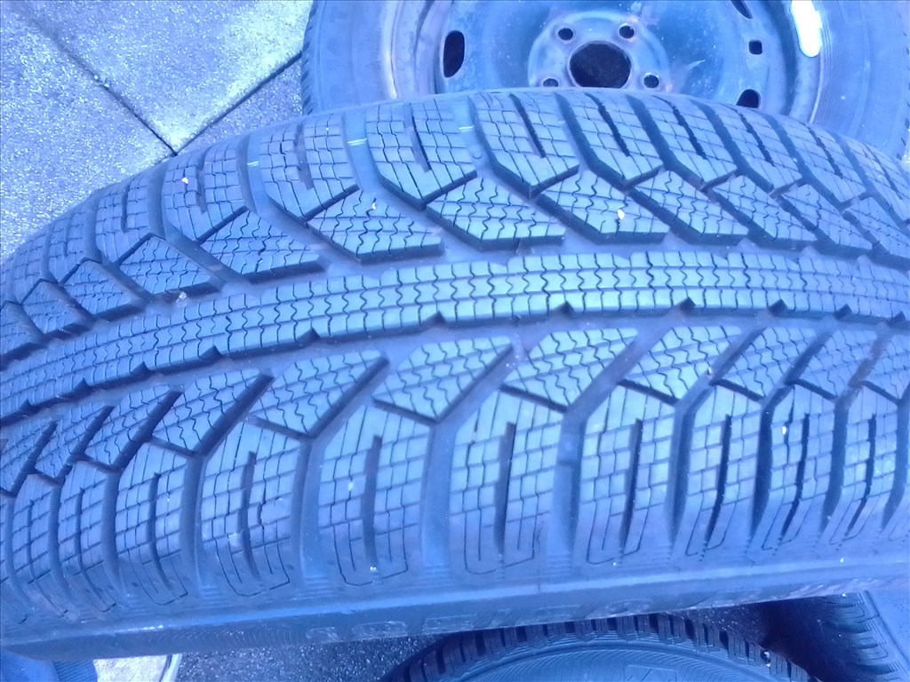  5x100 lyukosztású gyári VW Polo lemezfelni, rajta 185/60R14 újszerű Semperit téli gumi  3. kép
