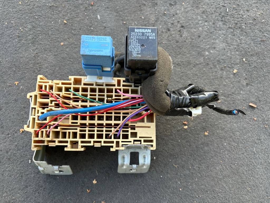 NISSAN PULSAR C13 Biztosítéktábla Utastér 3. kép