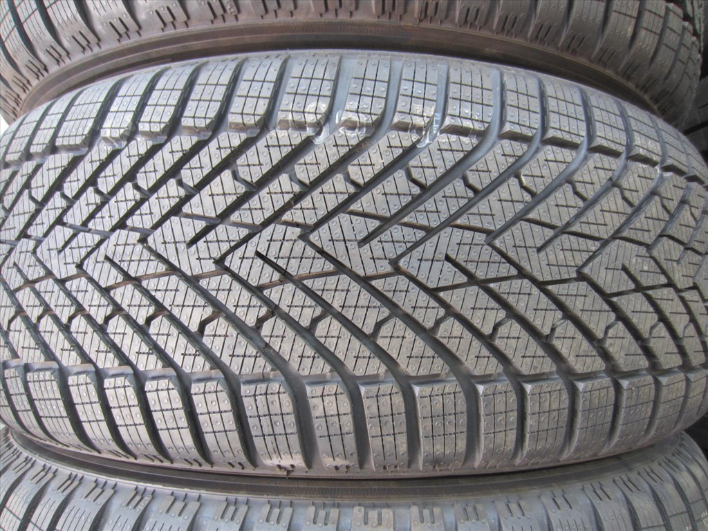 235/60 R18 PIRELLI SCORPION WINTER2 107V 2. kép