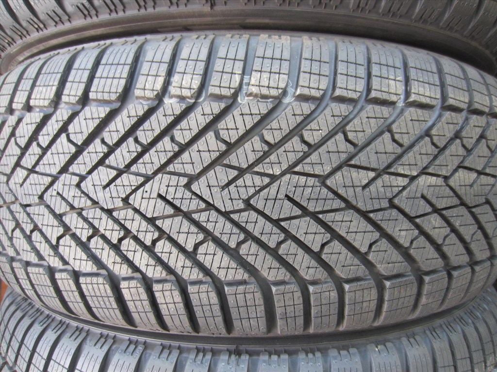  235/60 R18 PIRELLI SCORPION WINTER2 107V 3. kép