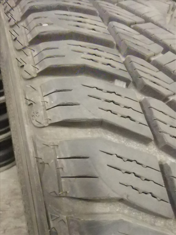  235/5517" használt Goodyear téli gumi 1. kép