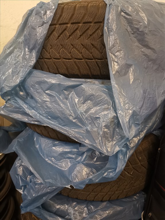  235/5517" használt Goodyear téli gumi 2. kép