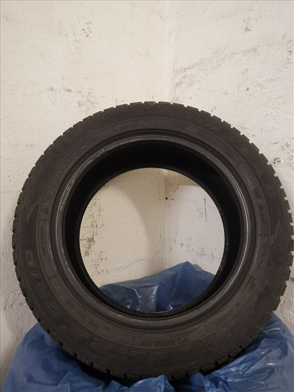  235/5517" használt Goodyear téli gumi 3. kép