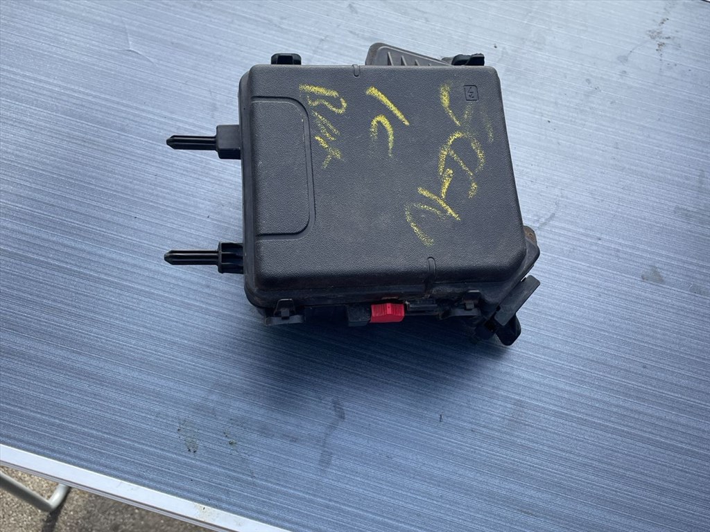 RENAULT SCÉNIC III JZ0/1_ Biztosítéktábla Doboz 011619 2. kép