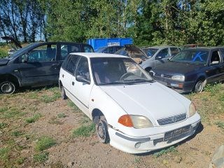 SUZUKI SWIFT II Ferdehátú (EA, MA) Jobb első Dobbetét (Kerékjárati, Műanyag) 1. kép