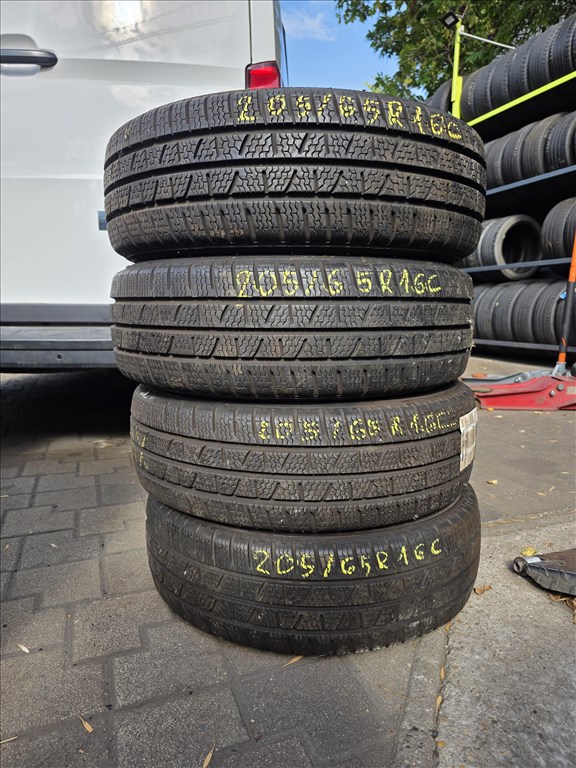  205/6516"C újszerű Pirelli Carrier winter  teher téli gumi 1. kép