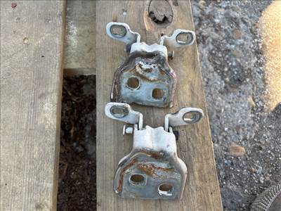 DACIA DUSTER  Jobb első Zsanér